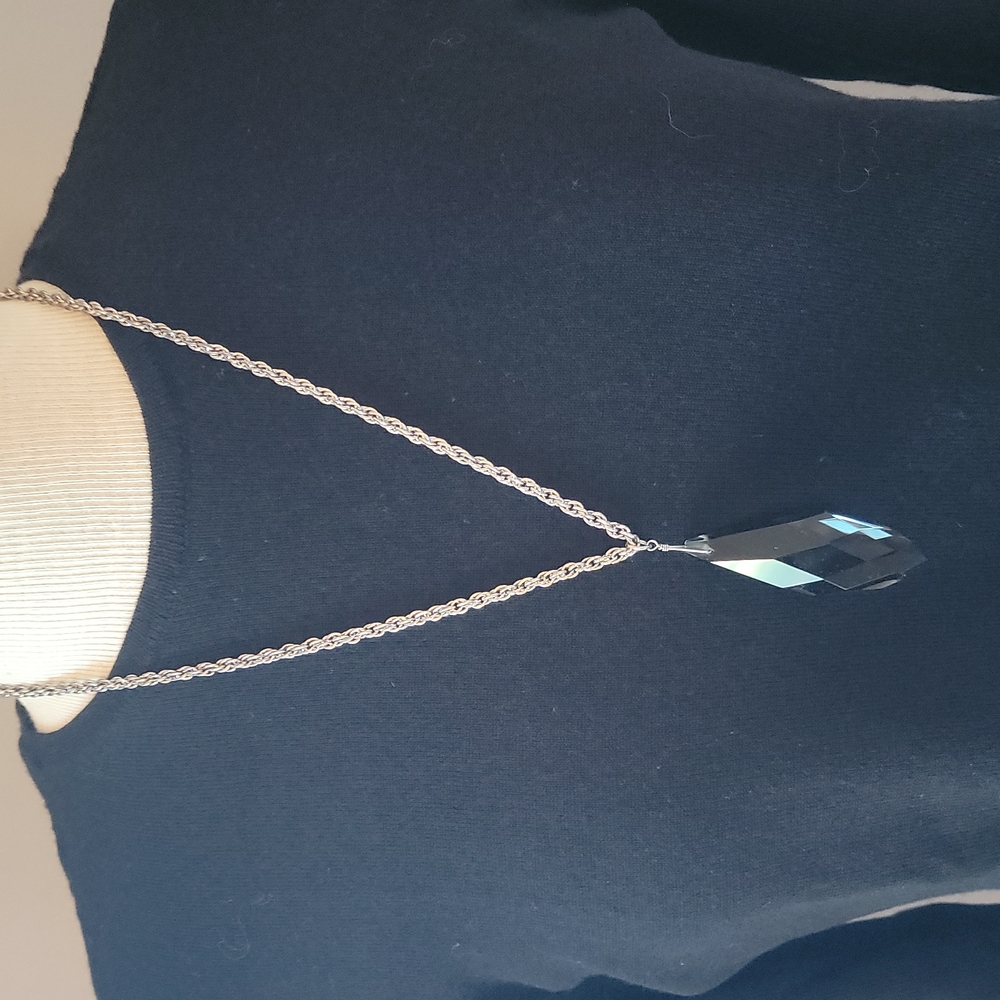 NWOT Women's Smoky Gray Tear Drop Pendant with Silver‎ Colored Necklace